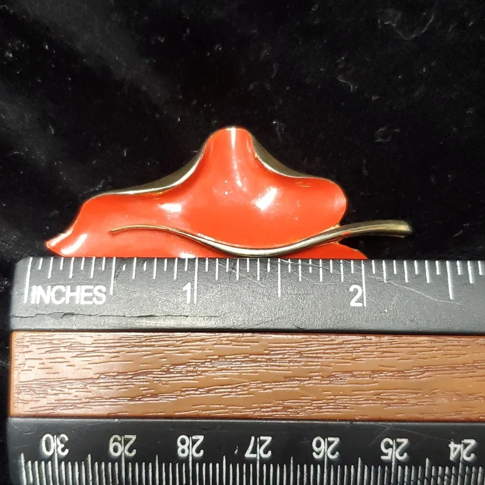 Retro red and gold Enamel leaf brooch. - Picture 4 of 5